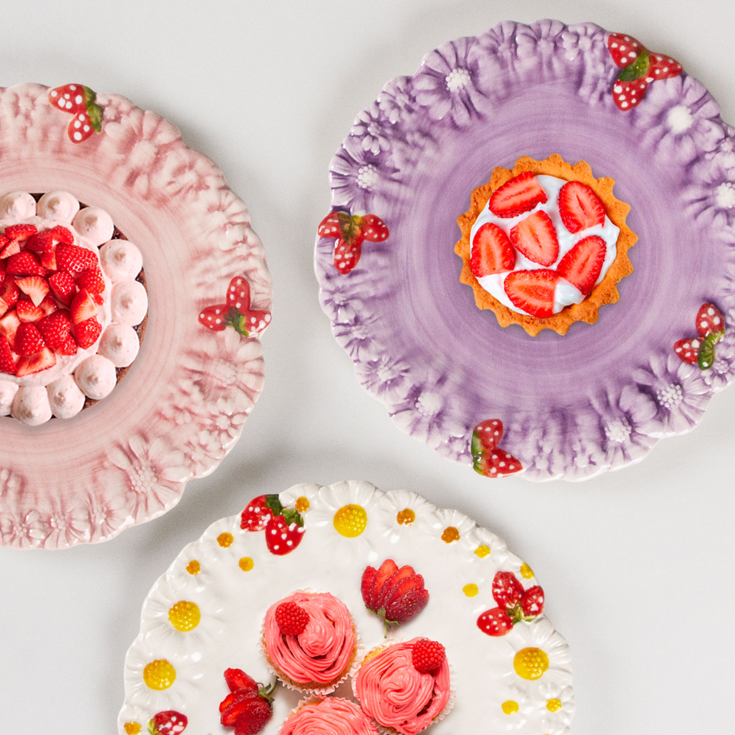 tableware in ceramica, collezione margherite e fragole Keramikgeschirr, Kollektion Margeriten und Erdbeeren ceramic tableware, daisies and strawberries collection