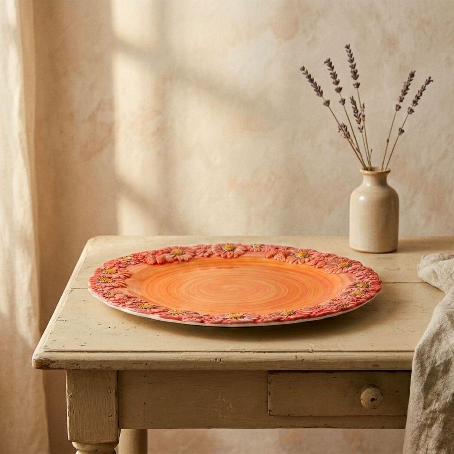 Roter platte mit Gänseblümchen