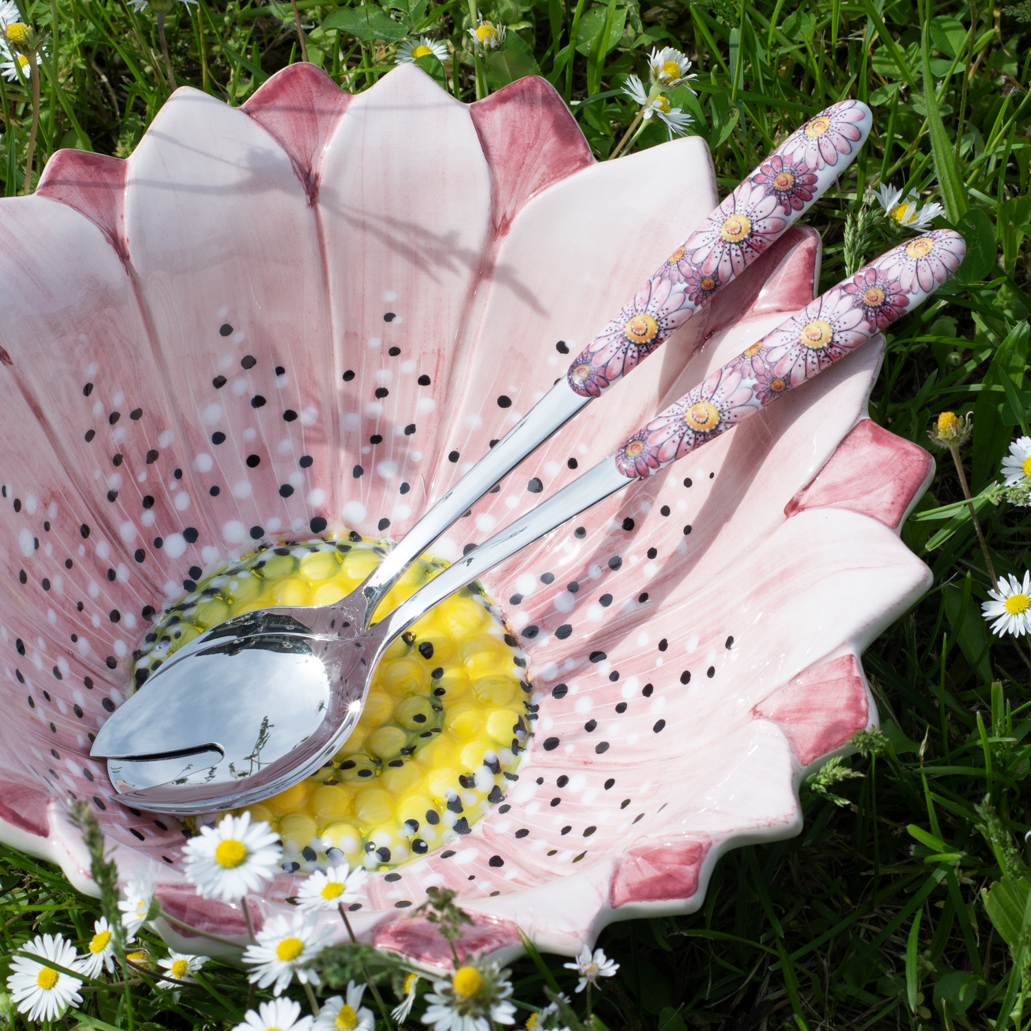 Salatbesteck mit pinke gänseblümchen