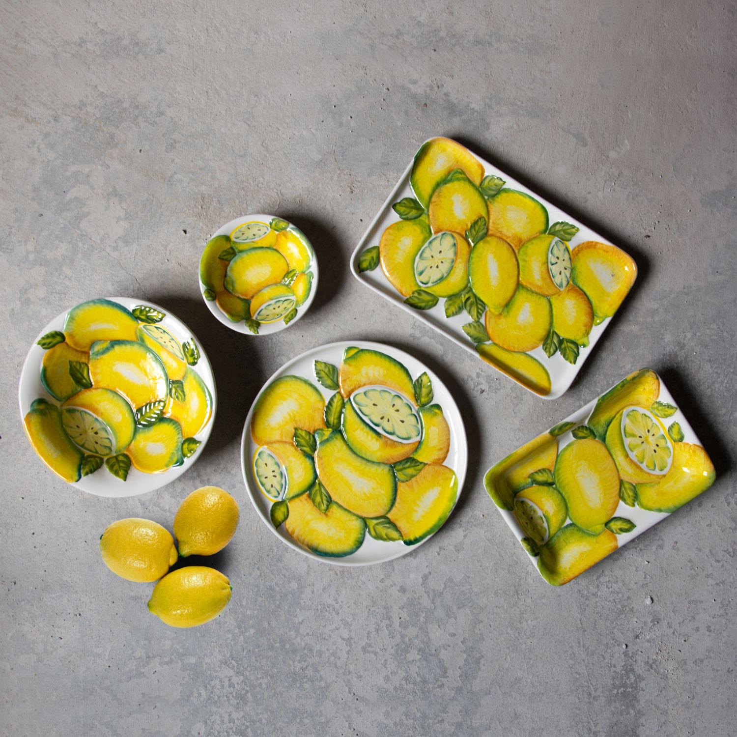 Vassoio in ceramica decorata con limoni in rilievo