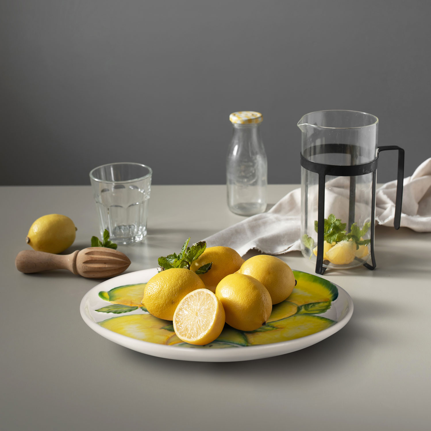 Piatto piano in ceramica decorata con limoni in rilievo