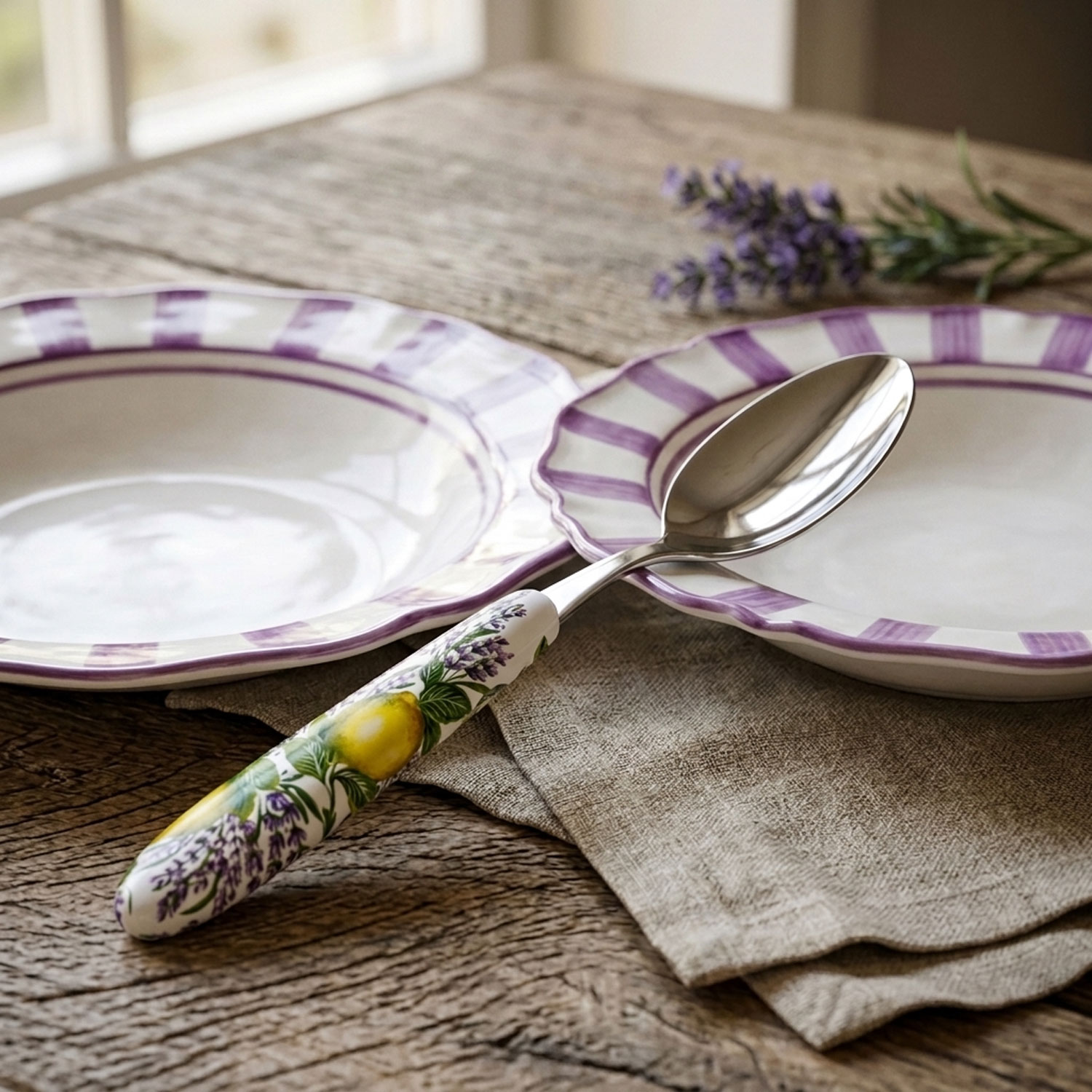 Löffel mit zitronen und lavendel