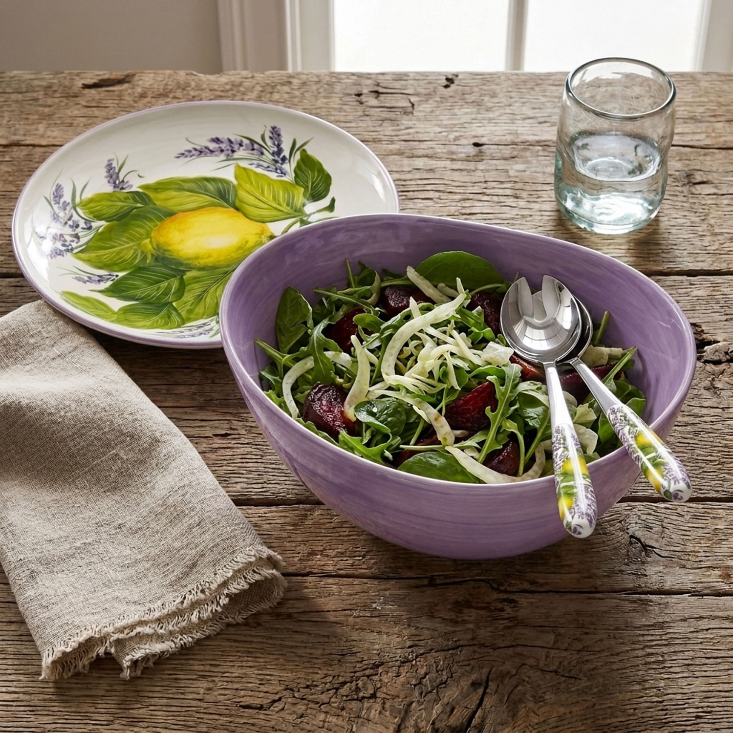 Salatbesteck mit zitronen und lavendel